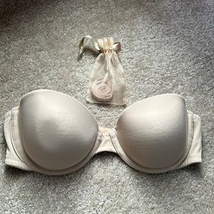 Victoria’s Secret strapless bra. Includes straps.
